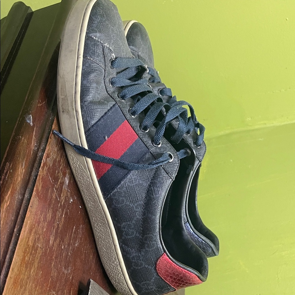 8.5 Gucci sneaker . First come first serve . Still have some life in them